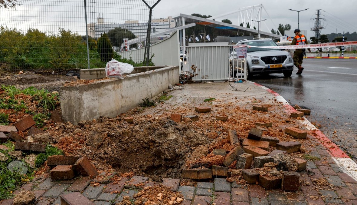 آثار القصف الذي استهدف صفد ظهر اليوم.(أ.ف.ب)