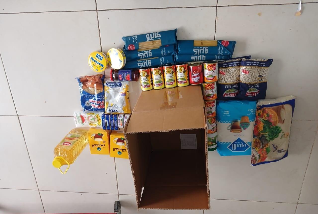 نموذج لحصّة غذائية تم تحديد محتوياتها من قبل أحد الخيّرين