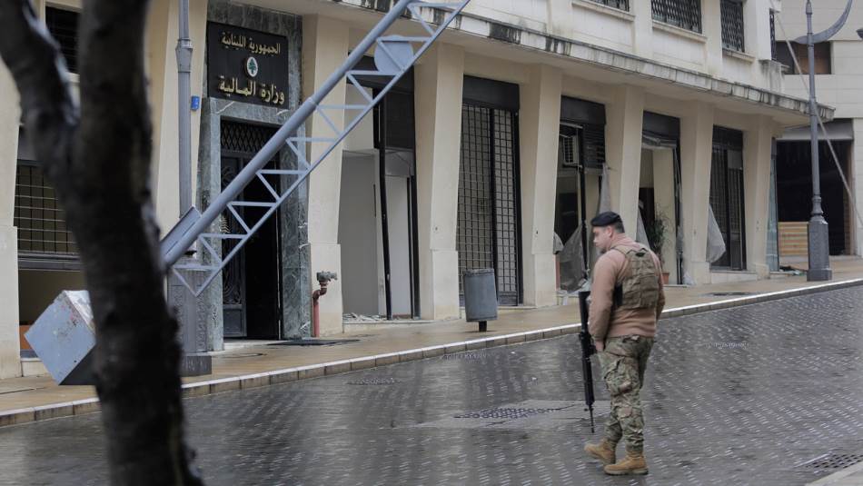 إدارات عدة تطلب موظفين متعاقدين لتقديم خدمات محددة مقابل رواتب بالدولار الفريش (علي علوش)