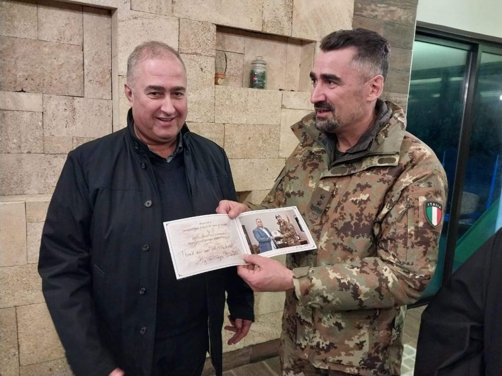 رئيس بلدية علما الشعب جان غفري مع أحد أفراد قوات اليونيفيل