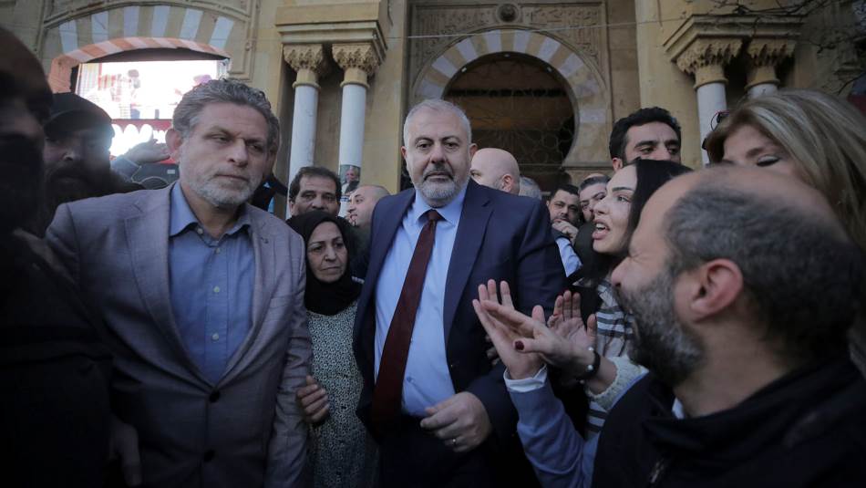 محافظ بيروت أمام البلدية وبجانبه أهل العسكري علي مشيك (علي علوش)