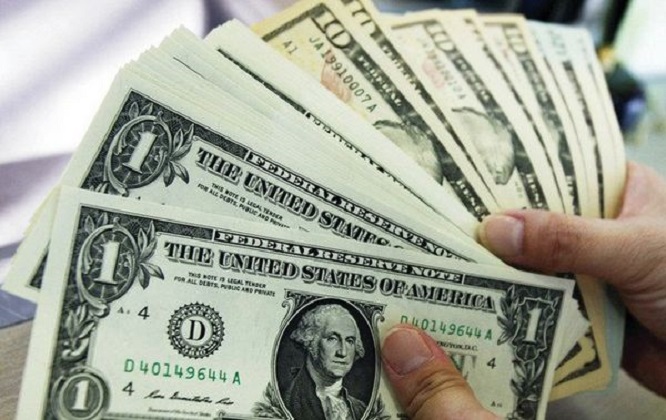 القدرة الشرائية للرواتب الحالية بالدولار تقلّ عن قدرتها قبل نحو 4 سنوات (getty)