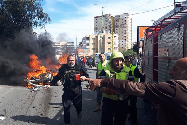 سيارة الشهيد القسامي هادي مصطفى بعد استهدافها في صور أمس (بلال قشمر)