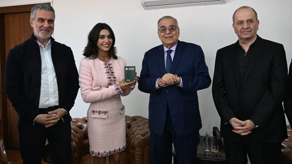 ياسمينا زيتون ووزير الخارجية عبدالله بوحبيب يتوسطان وزير السياحة وليد نصار ورئيس مجلس إدارة LBCI بيار الضاهر (أل.بي.سي.أيه)