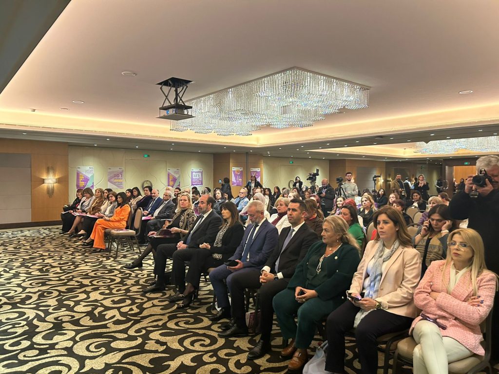 جانب من الحضور خلال إعلان الدراسة للتجمع النسائي الديمقراطي