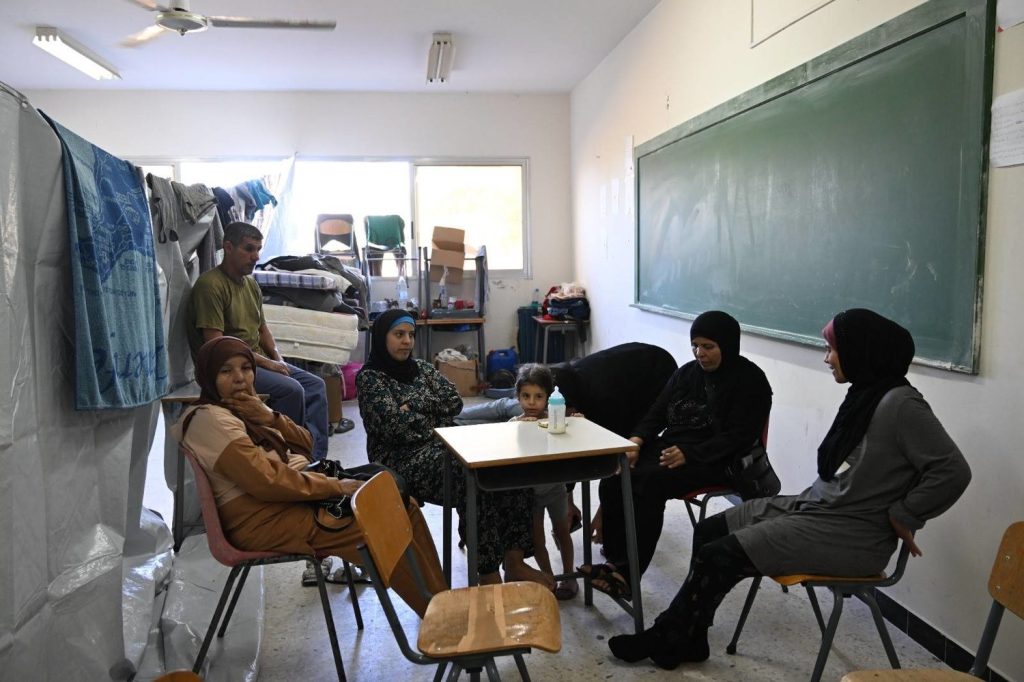 نازحون في أحد مراكز الإيواء في صور