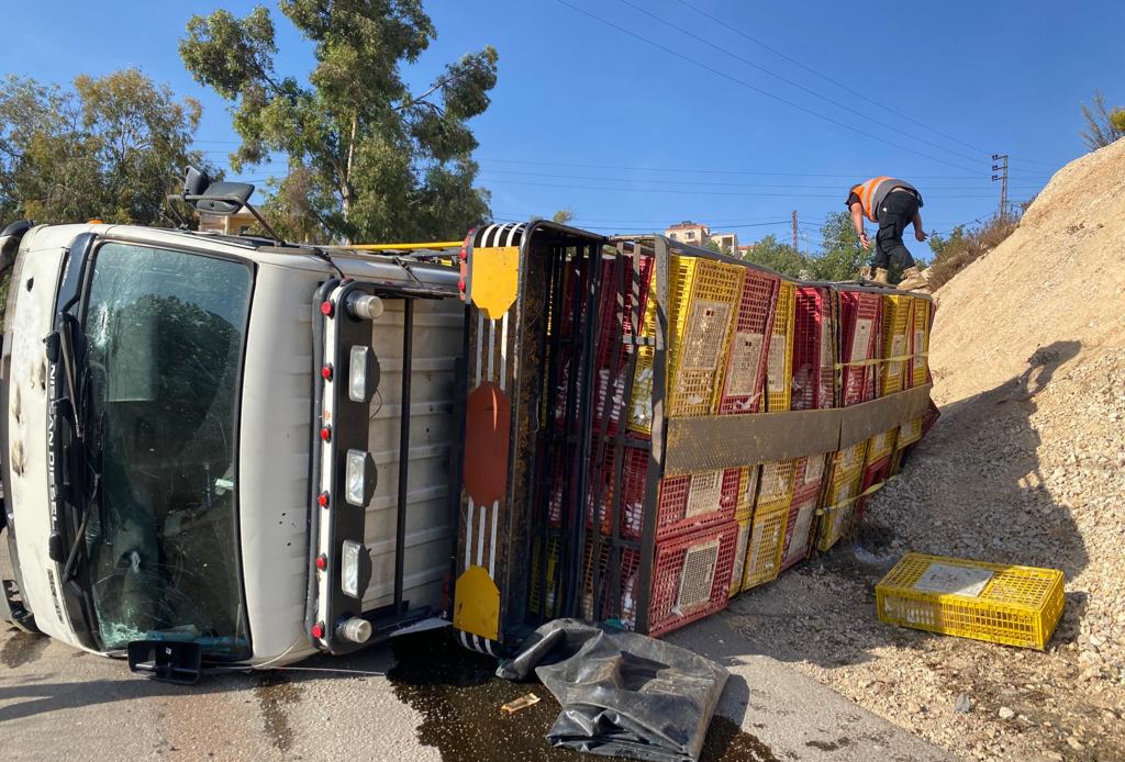 شاحنة مخصصة لنقل الدواجن تعرّضت للقصف خلال الفترة الأولى من الحرب في عيترون