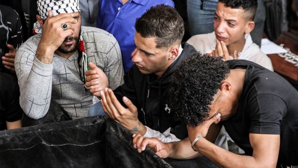 يعاني الكثير من الشبان اللاجئين ظروفاً قاسية (Getty)