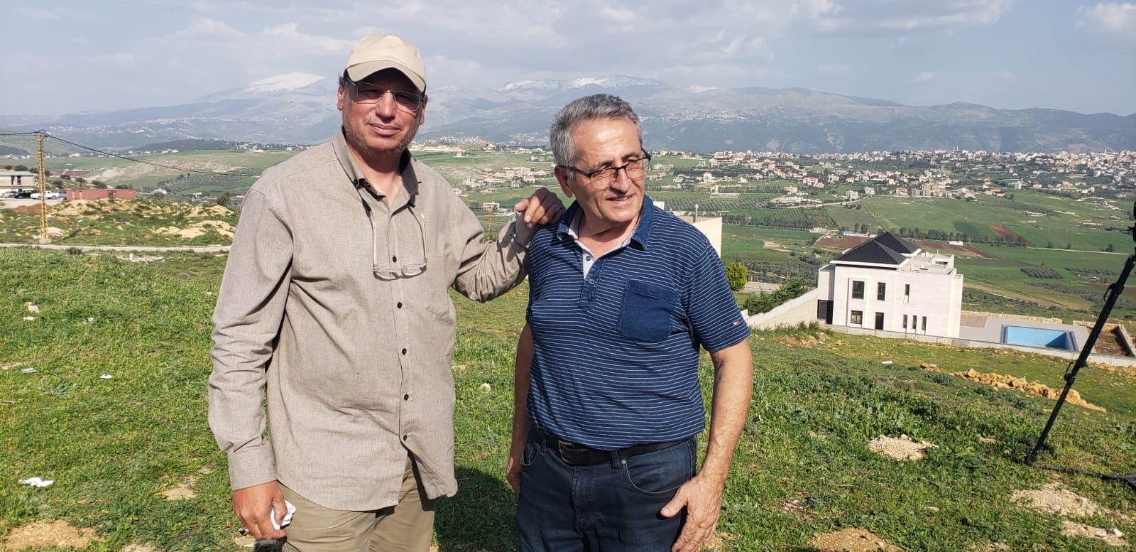 المهندس أسعد رشيدي والاعلامي علي شعيب، من على إحدى الهضبات المطلّة على بلدتنا الخيام وعلى جبل الشيخ