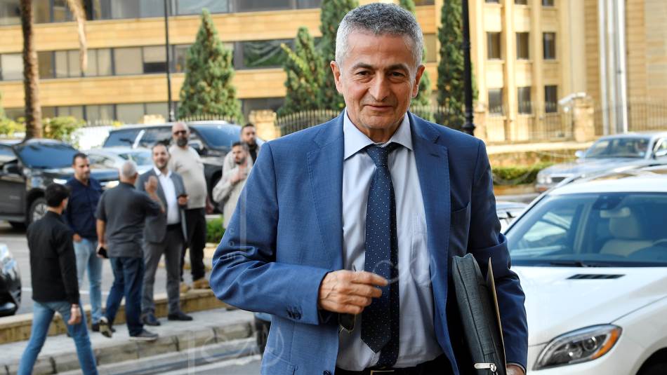 من يعترف هذه المرّة، وزير الماليّة يوسف الخليل، ليس سوى الذراع اليمنى للحاكم السابق رياض سلامة (عباس سلمان)