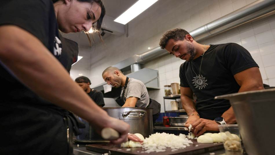 برنامج الأغذية العالمي يقول إن لبنان على حافة الانهيار (Getty)