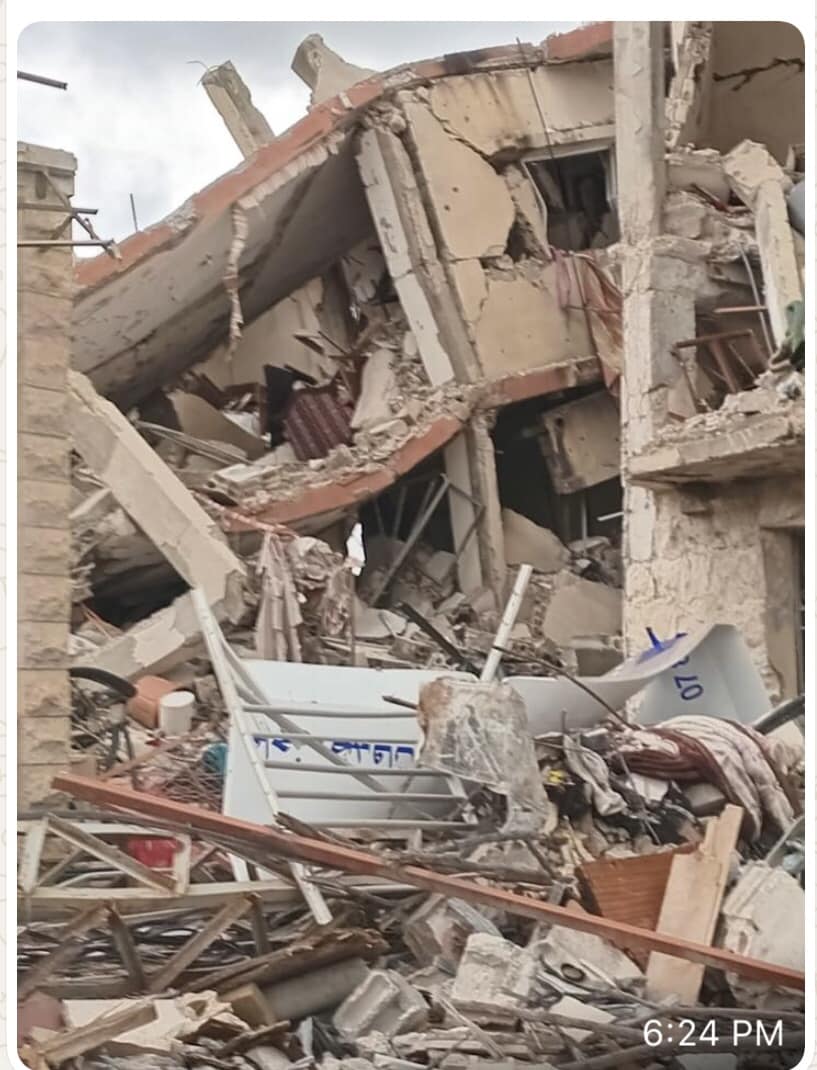 تحت هذا الركام في الخيام ترقد أعمال د. يوسف غزاوي الفنّيّة وأعمال زوجته د. سوزان.. ما الحجّة بالتدمير سوى الإيذاء والإيذاء والإيذاء! شكرًا لرعاة حقوق الإنسان والسيادة والملكيّة الفكريّة..