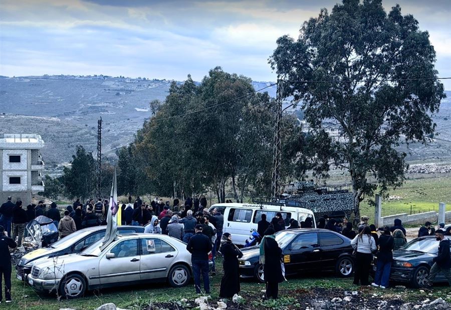 تجمع لأبناء القرى الحدودية قبل توجههم إلى قراهم مع انتهاء مدّة الهدنة