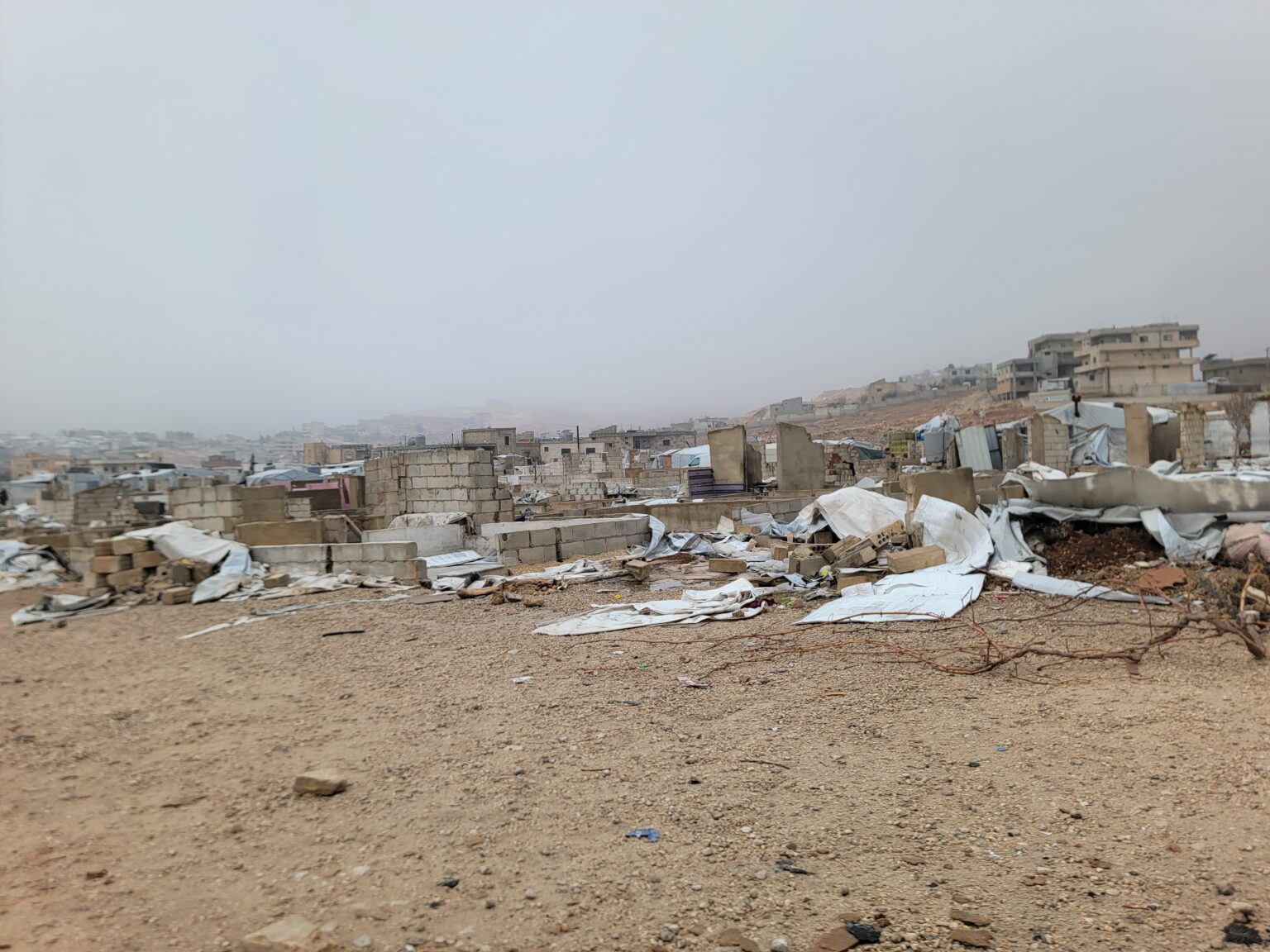 ما تبقى من أحد مخيمات اللاجئين السوريين في عرسال بعد عودة قاطنيها إلى سوريا