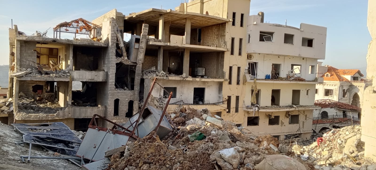 جانب من بيوتنا التي طالها الخراب والدمار في الخيام