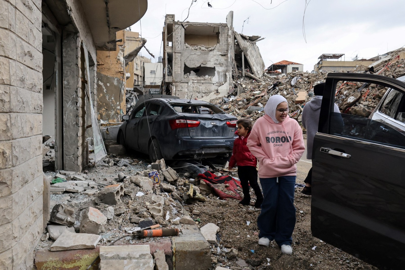 في أماكن النزوح، يلجأ الأطفال إلى مساحات ضيقة وموقتة (ا ف ب)