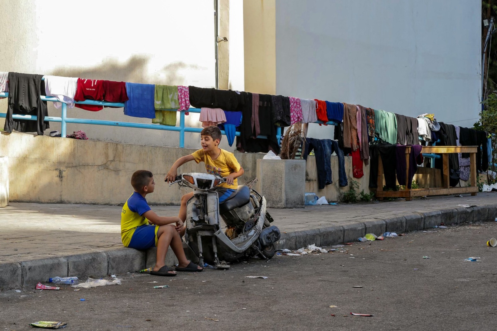 مساحات اللعب والمرح لأطفال الجنوب محدودة​​​​​​​ (ا ف ب)