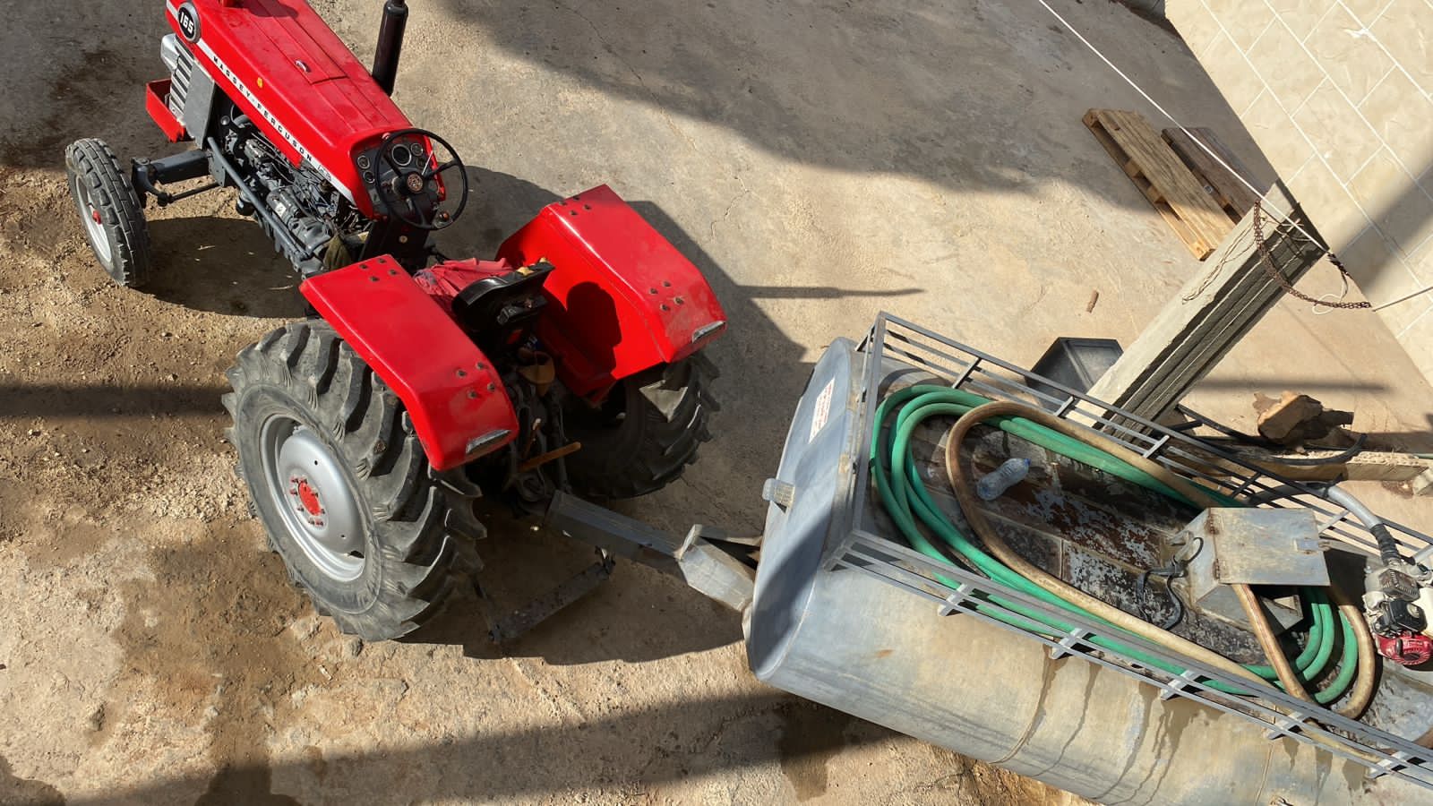 يتكبد العائدون لقراهم مصاريف باهظة ثمناً للمياه الواصلة إلى بيوتهم (كامل جابر - اندبندنت عربية)