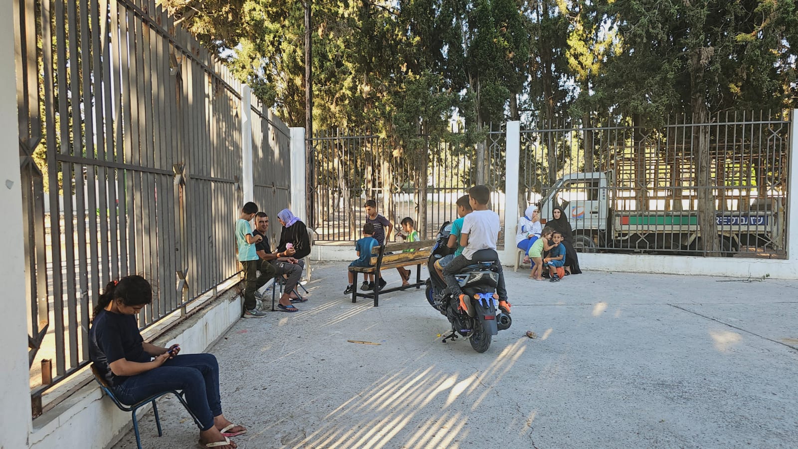 نازحون في إحدى مدارس صور أثناء الحرب العام الماضي