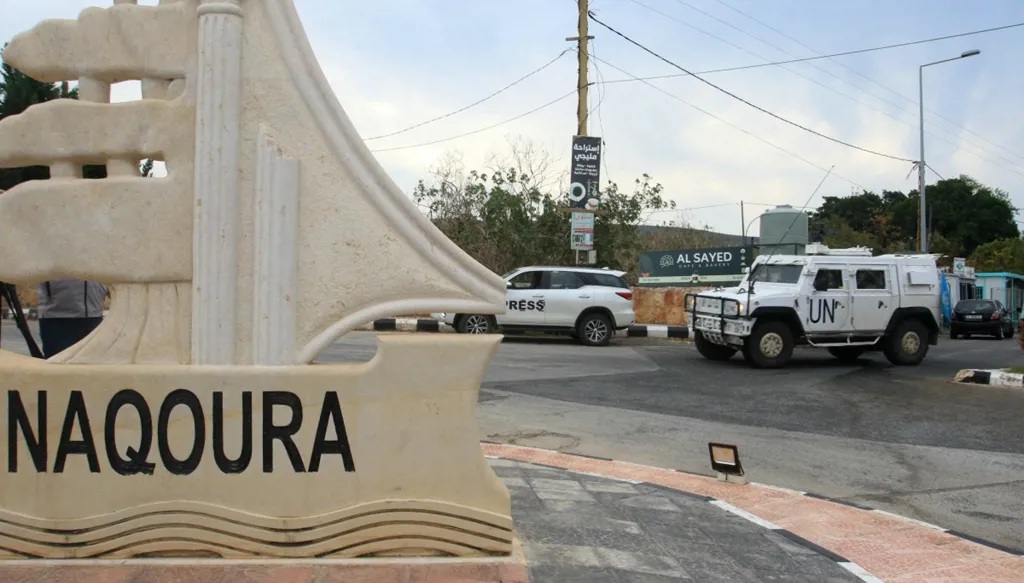 آلية لقوات الطوارئ الدولية اليونيفيل خلال عبورها في بلدة الناقورة على الحدود الجنوبية.