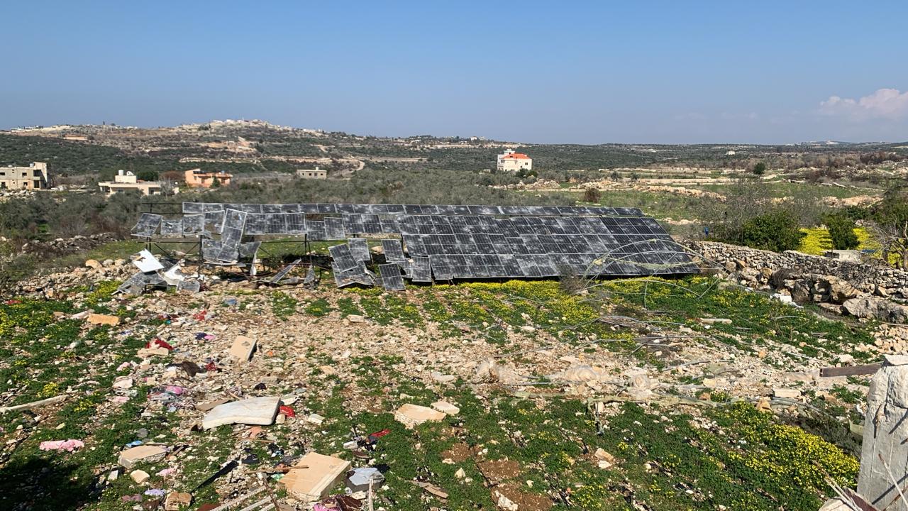 بعض خسائر المزارع هلال أبو هدلة ابن بلدة أمّ التوت الحدوديّة، في مشروعه الزراعي