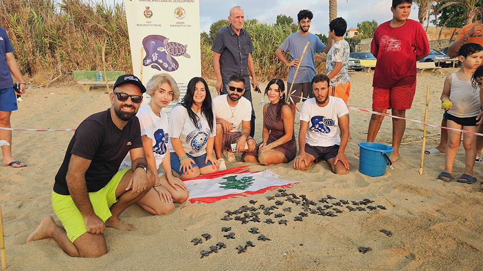 الزميلة فاديا جمعة أثناء تنظيم أحد الأنشطة البيئية على شاطئ حمى المنصوري
