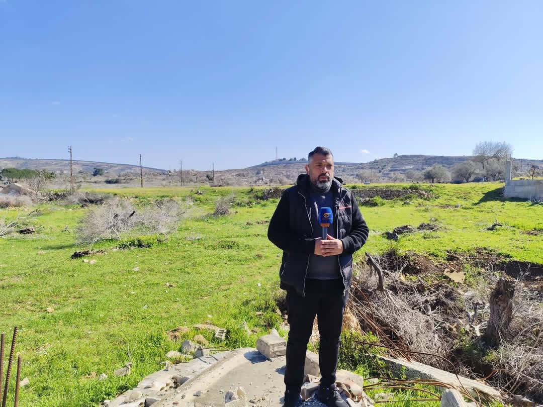 جمال غرابي، صحفي في قناة الميادين، في الضهيرة، جنوب لبنان، 26 فبراير 2025. (حقوق الصورة: مقدمة من جمال غرابي)