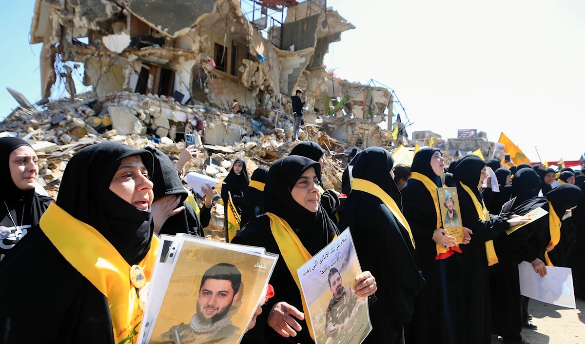 خلال تشييع 24 شهيداً في كفركلا أمس (علي حشيشو)