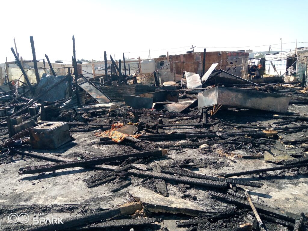 آثار الحريق في مخيم حوش الرافقة للنازحين السوريين