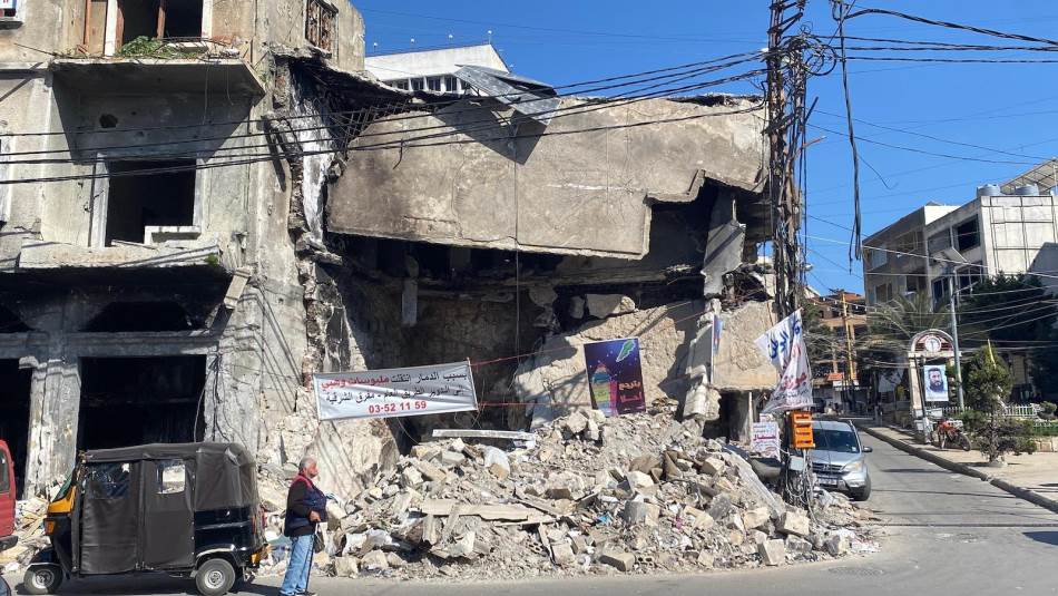 المباني التي كانت تمثل ملامح الحياة اليومية تحولت إلى ركام وأطلال (جنى شقير)