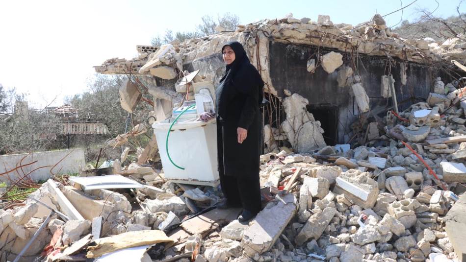 يحاول العائدون انتشال ما تبقى من أثاث تحت ركام منازلهم (حسين سعد)