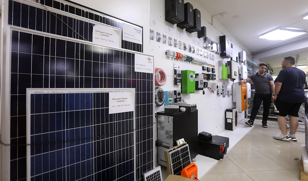 أُغرق السوق بألواح الطاقة والتجهيزات المرافقة لها (هيثم الموسوي)