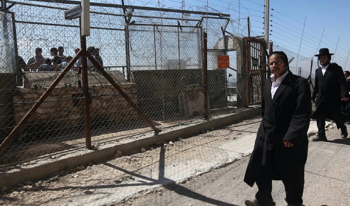 مستوطنون في تلة العباد (من الويب)