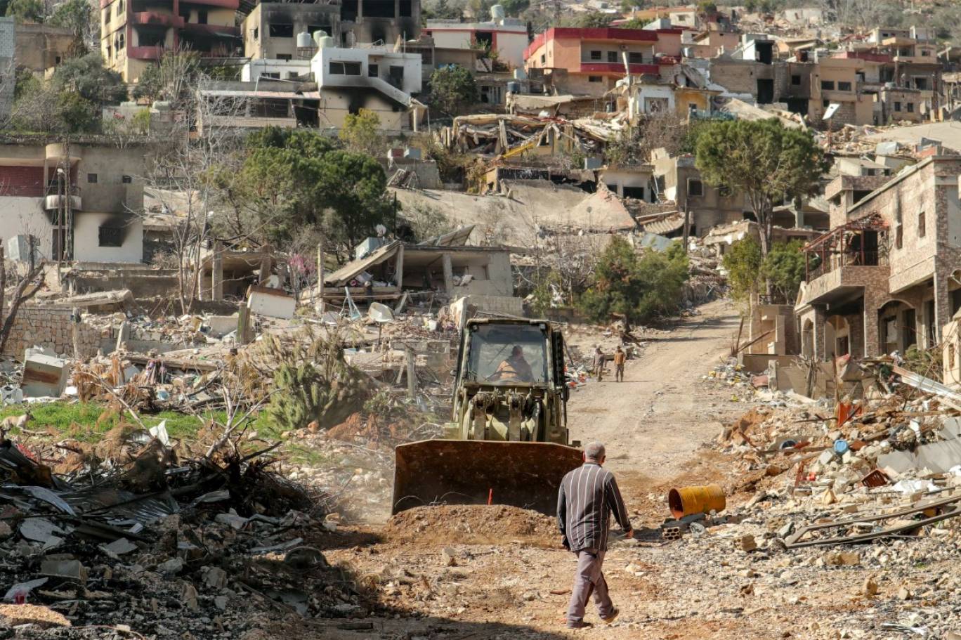 دمرت إسرائيل خلالها عشرات القرى والمدن في جنوب لبنان (أ ف ب)