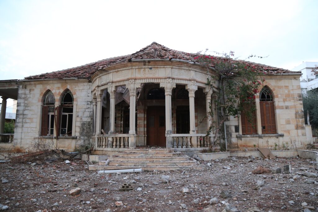 الأضرار التي لحقت بدارة آل الفضل جرّاء الحرب الأخيرة (تصوير كامل جابر)