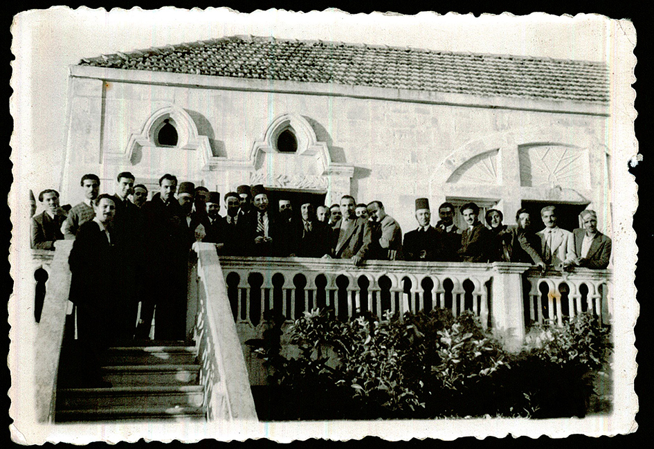 شخصيات وزوّار على شرفة دارة آل الفضل (الصورة من أرشيف آل الفضل)