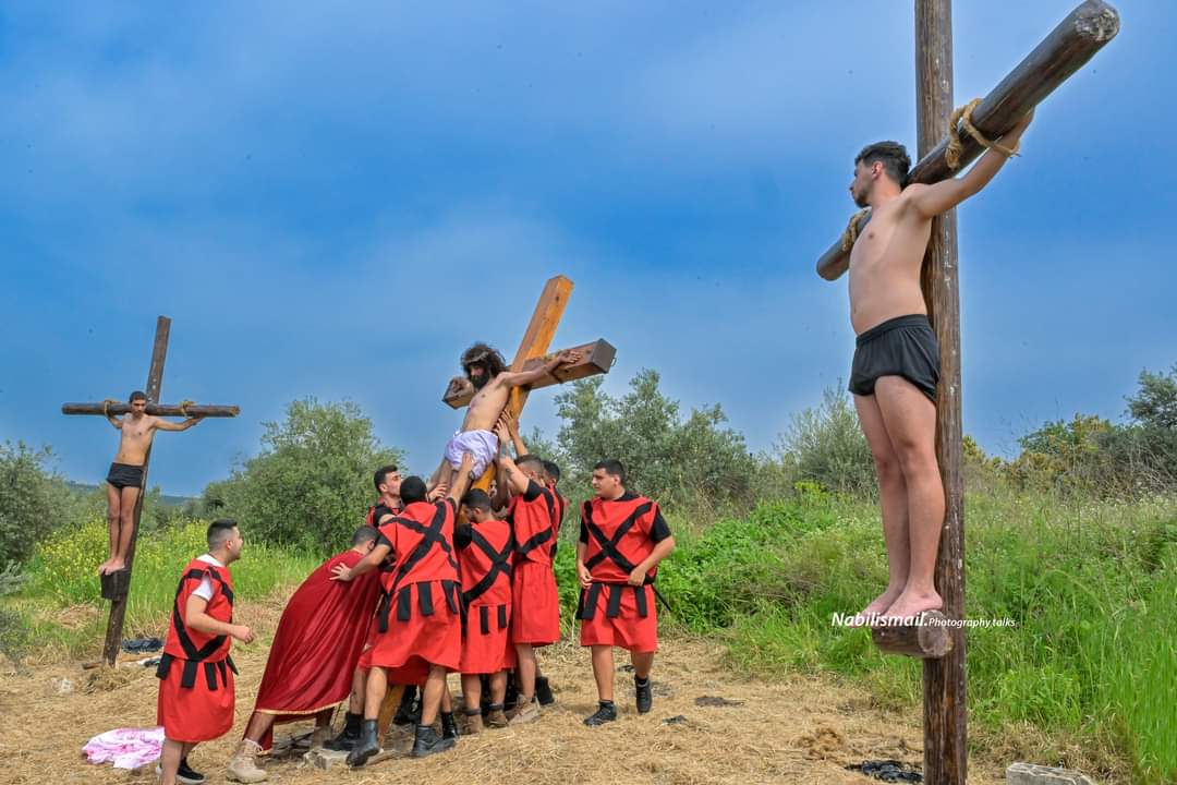 من تمثيل عملية صلب السيد المسيح في الجمعة العظيمة في بلدة القرية شرق صيدا العام الماضي (الصورة نبيل اسماعيل)