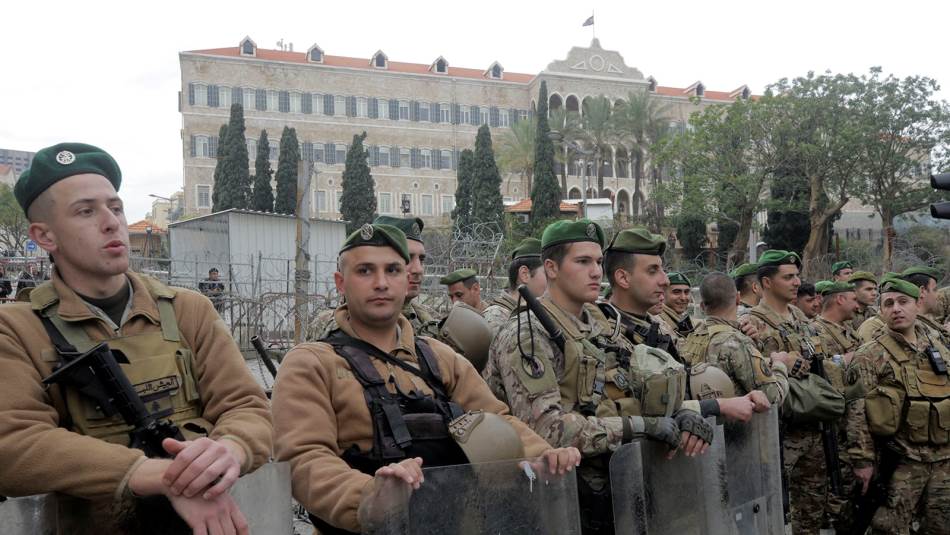 العسكريون المتقاعدون يطالبون الحكومة بعدم تجاهل حقوقهم (علي علوش)