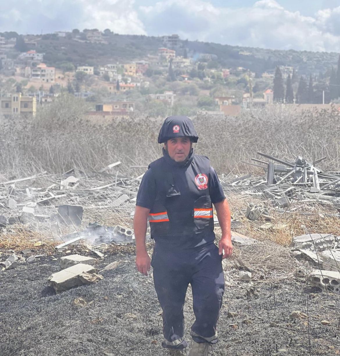 المتطوع في الدفاع المدني اللبناني اسامة  فرحات الذي استهدفته مسيرة اليوم في بلدته ميس الجبل