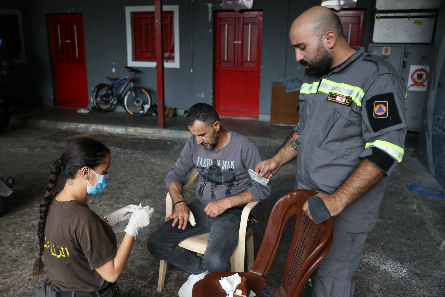 عدد من الأطباء اللبنانيين تبرعوا بأجورهم أو أتعابهم لمصلحة المصاب (أ ف ب)