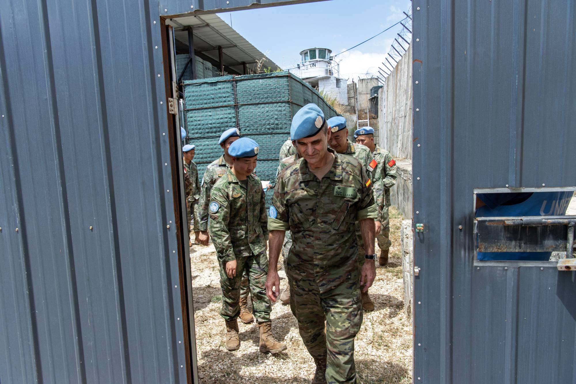 الجنرال أرولدو لاثارو في موقع عسكري بجنوب لبنان (اليونيفيل)