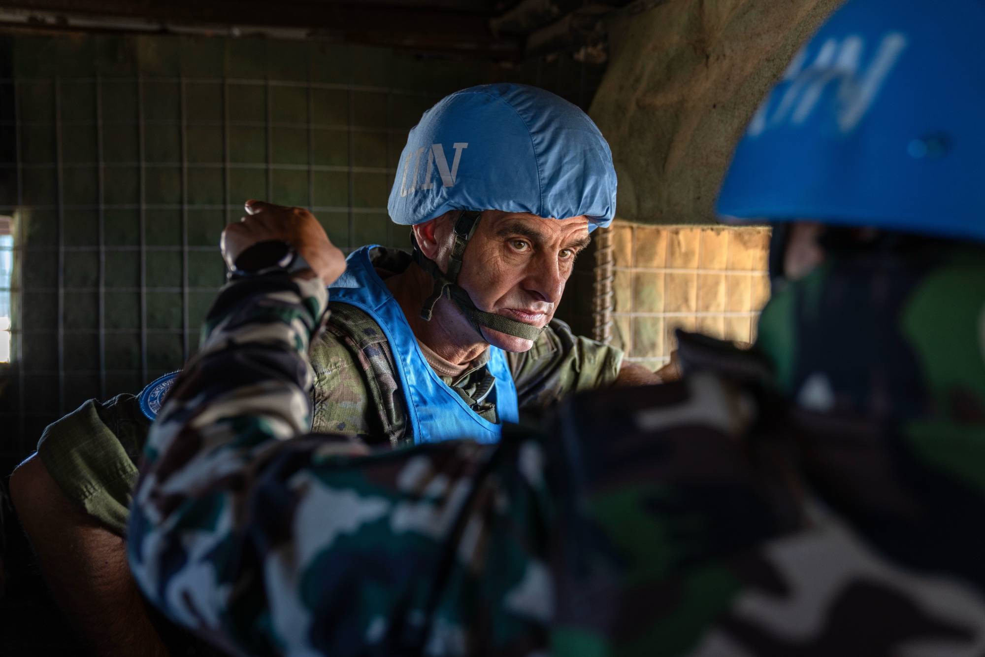 الجنرال أرولدو لاثارو يتفقد قوات «اليونيفيل» في موقع حدودي (اليونيفيل)