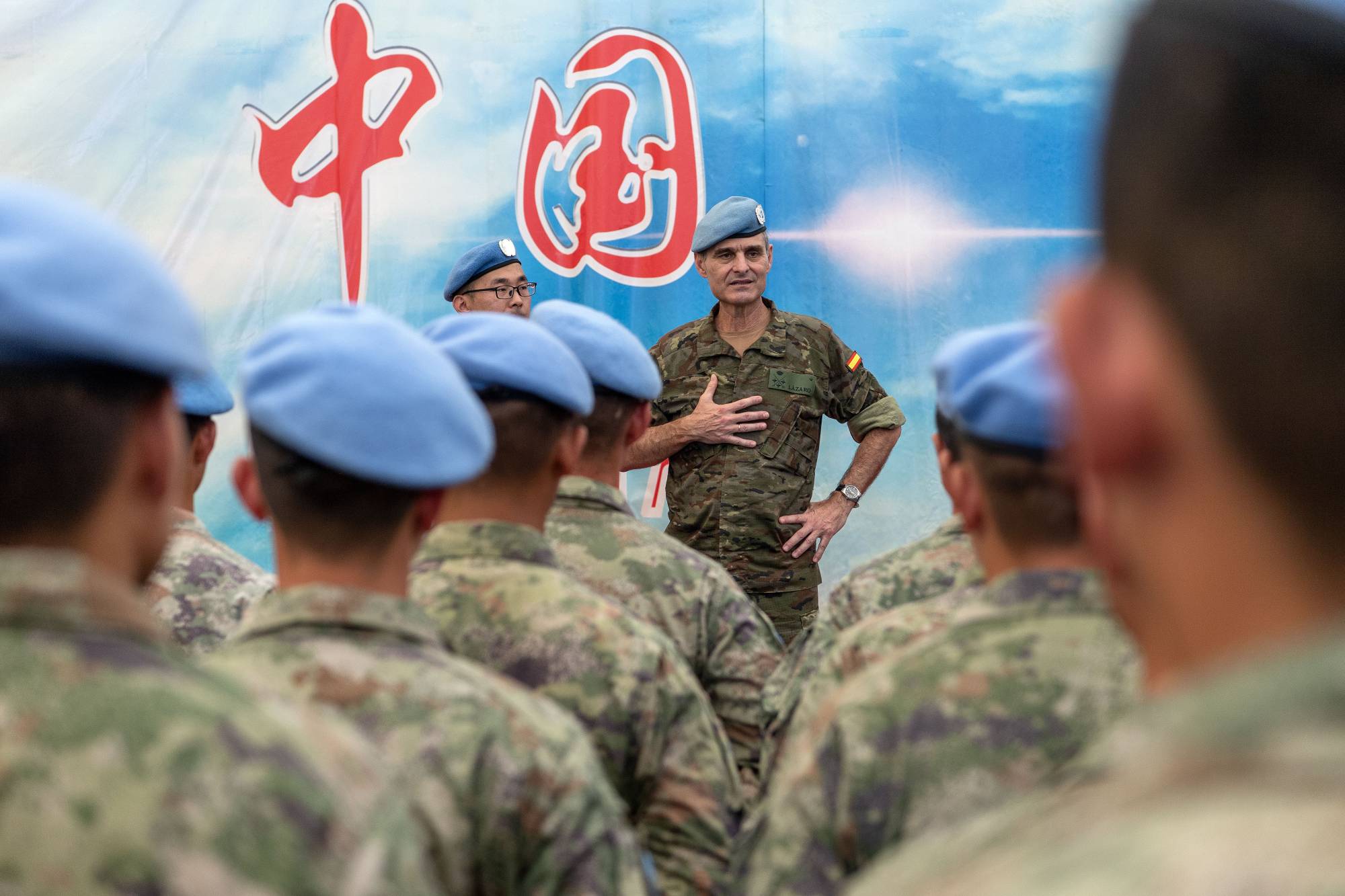 الجنرال أرولدو لاثارو يتحدث إلى عناصر أممية عاملة في جنوب لبنان (اليونيفيل)