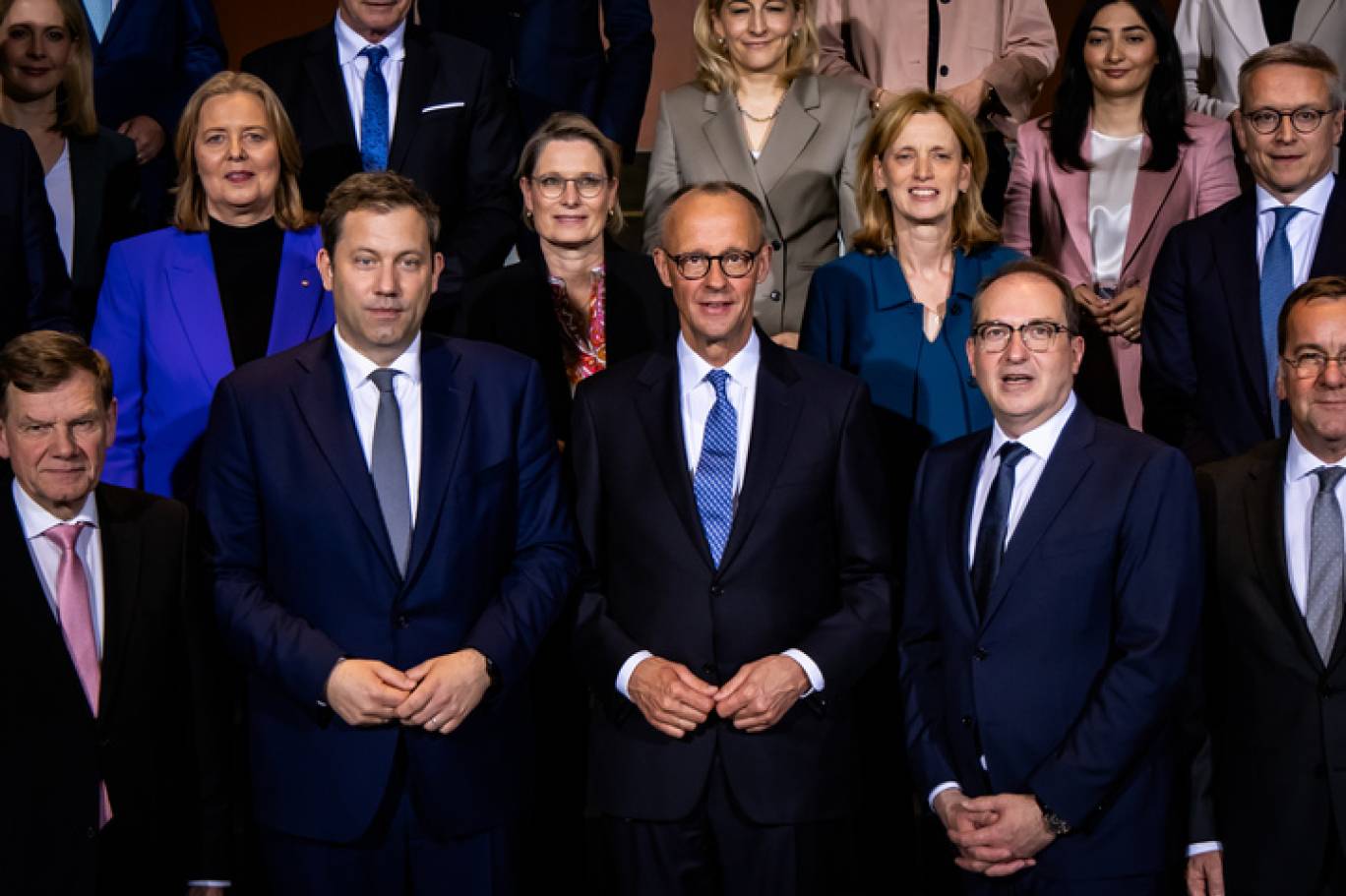 المستشار فريدريش ميرتس يتوسط أعضاء الحكومة الألمانية الجديدة (غيتي) 