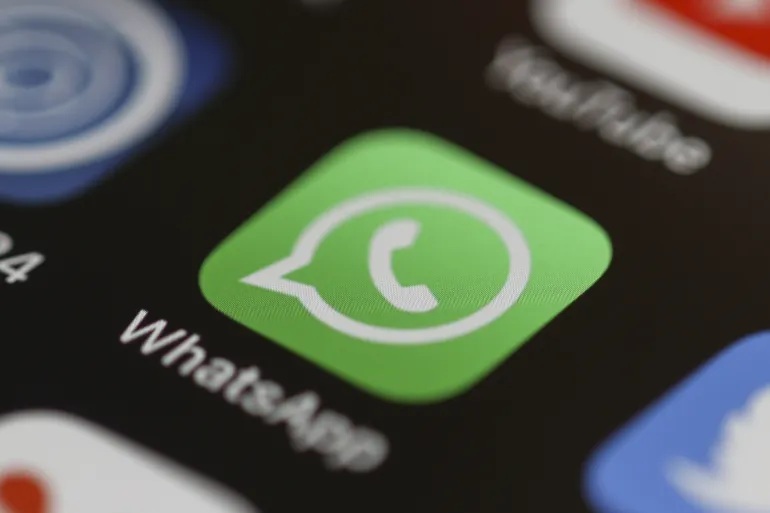 ميتا أكدت أن محادثات واتساب مشفرة من الطرف إلى الطرف، ولا يمكن لأي شخص سوى المرسل والمستلم الوصول إليها (الأناضول)