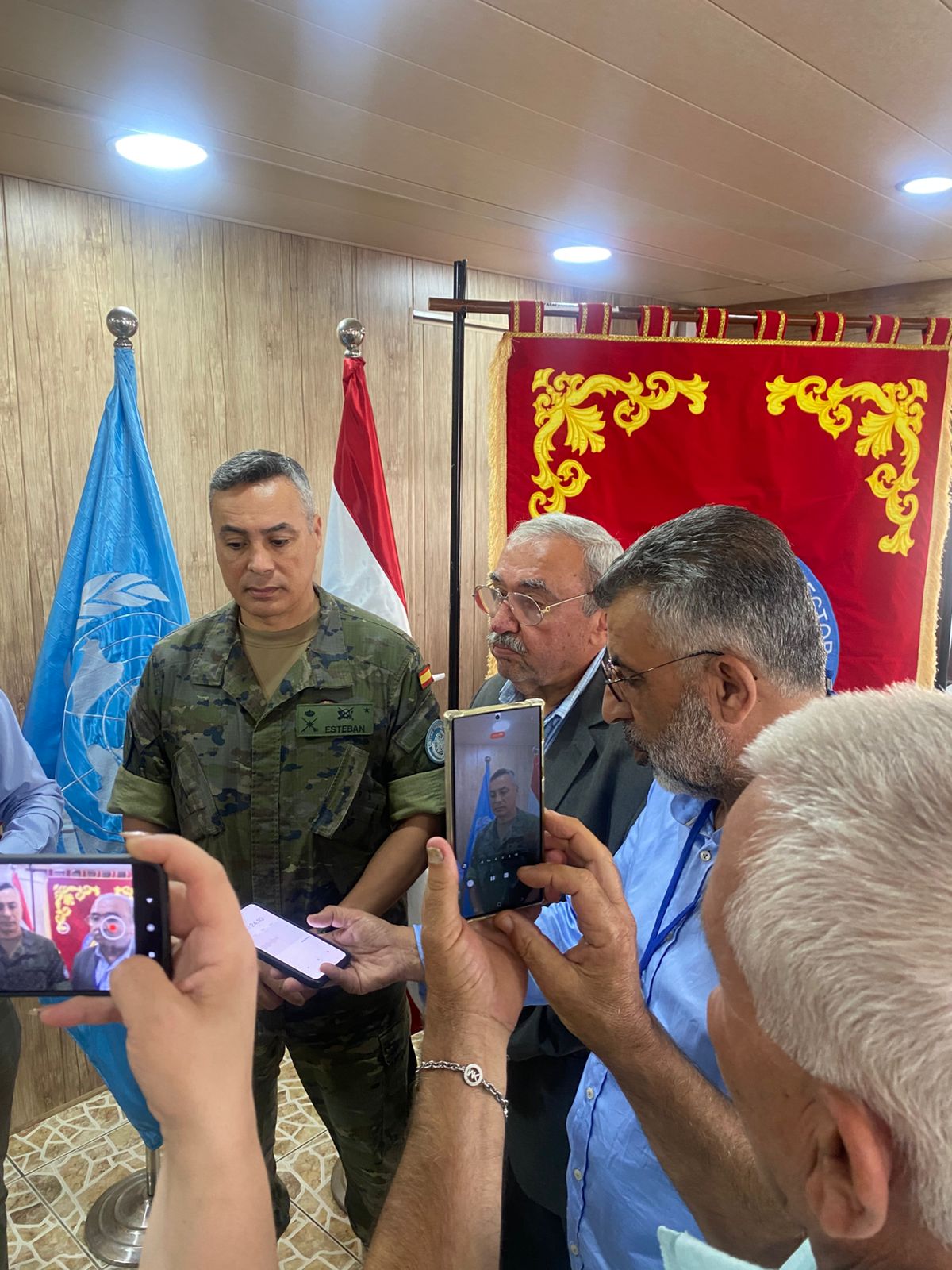 الجنرال استيبان خلال المقابلة مع وسائل الإعلام