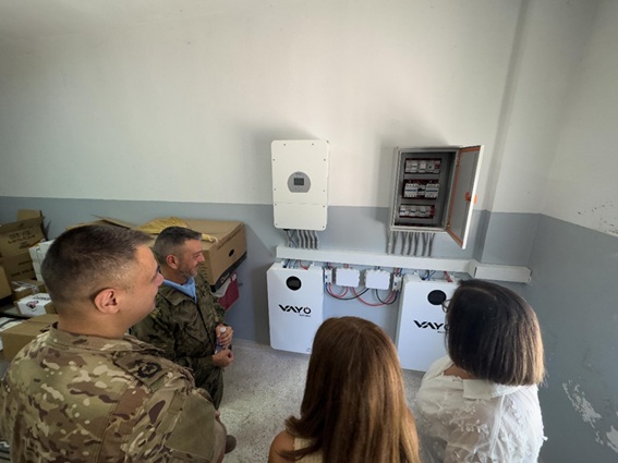 محول التيار الكهربائي ونظام تخزين الطاقة المرتبط بالألواح الشمسية