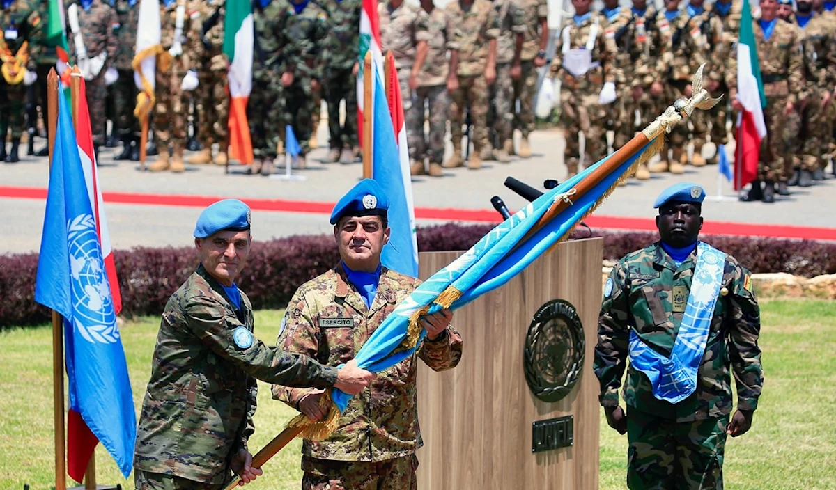 تسليم وتسلّم بين القائد السابق لـ«اليونيفيل» أرولدو لاثارو (يسار) والقائد الجديد ديوداتو أبانيارا (يمين) (علي حشيشو)