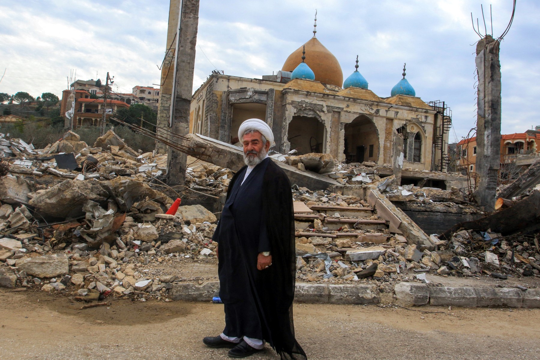 أمام مسجد مدمر في بلدة ياطر جنوب لبنان، 7 ديسمبر 2024 (أ ف ب)​​​​​​​