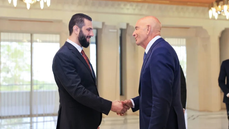 الرئيس السوري أحمد الشرع والمبعوث الأميركي إلى سوريا توم باراك (سانا)التصعيد السوري أتى بعد زيارة باراك إلى دمشق (سانا)